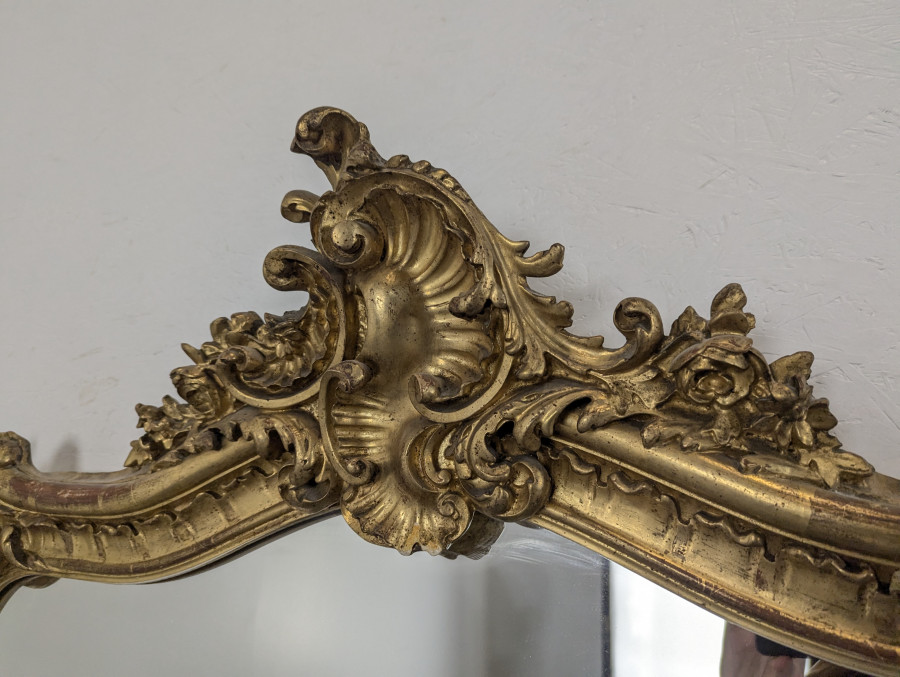 Miroir de style Louis XV époque Napoléon III en bois et stuc doré