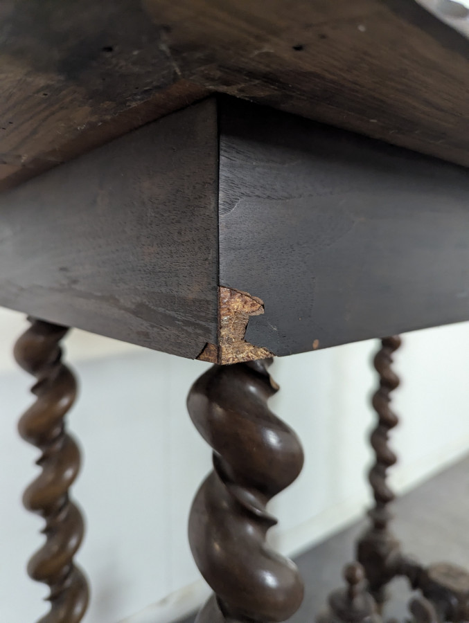 Table de style Louis XIII