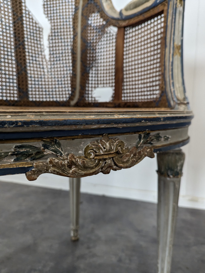 Paire de fauteuils de style Louis XVI patinés