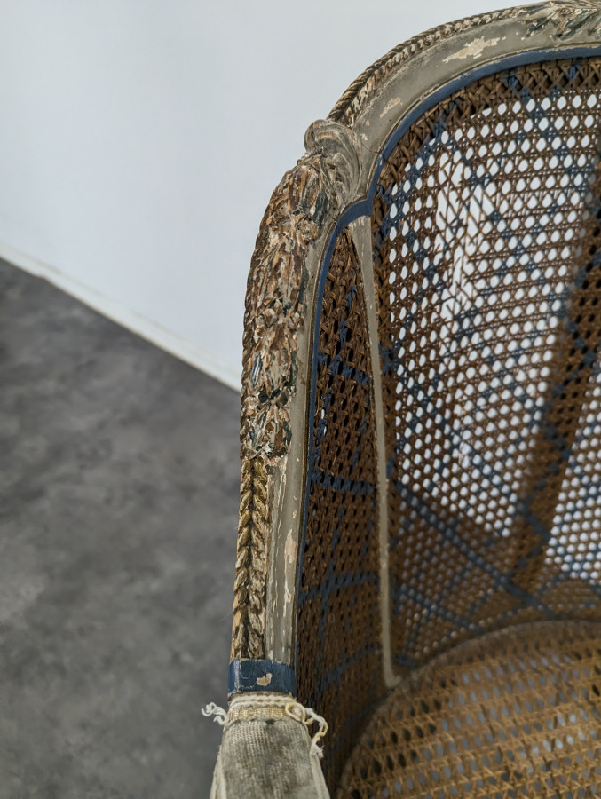 Paire de fauteuils de style Louis XVI patinés