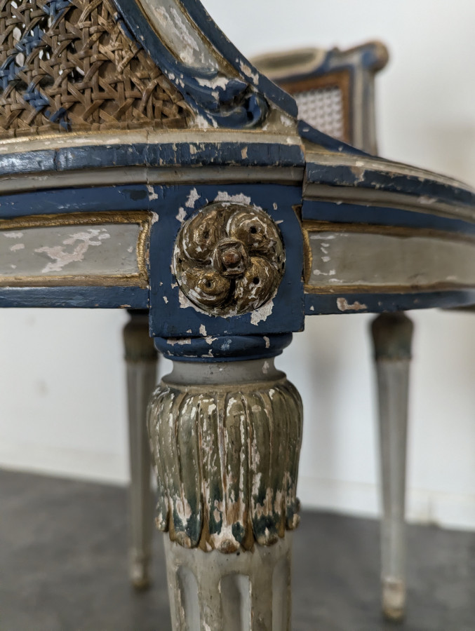 Paire de fauteuils de style Louis XVI patinés