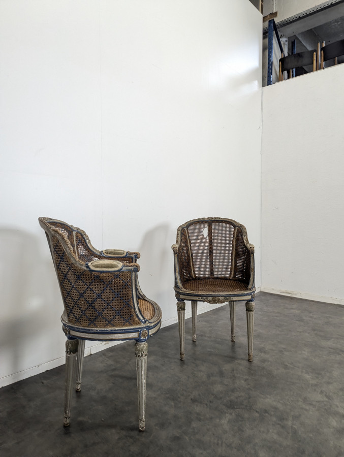 Paire de fauteuils de style Louis XVI patinés