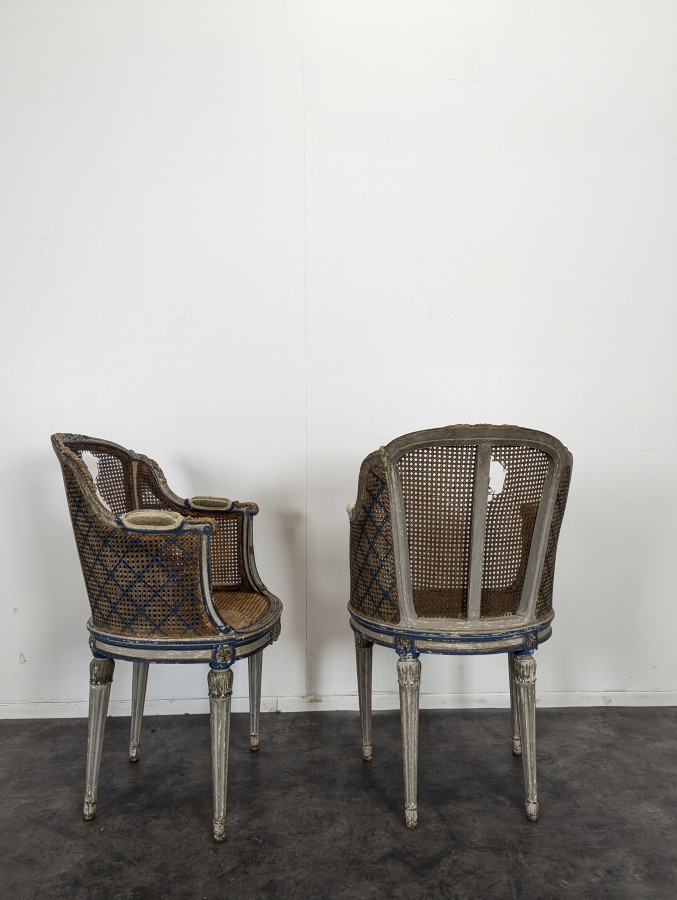 Paire de fauteuils de style Louis XVI patinés