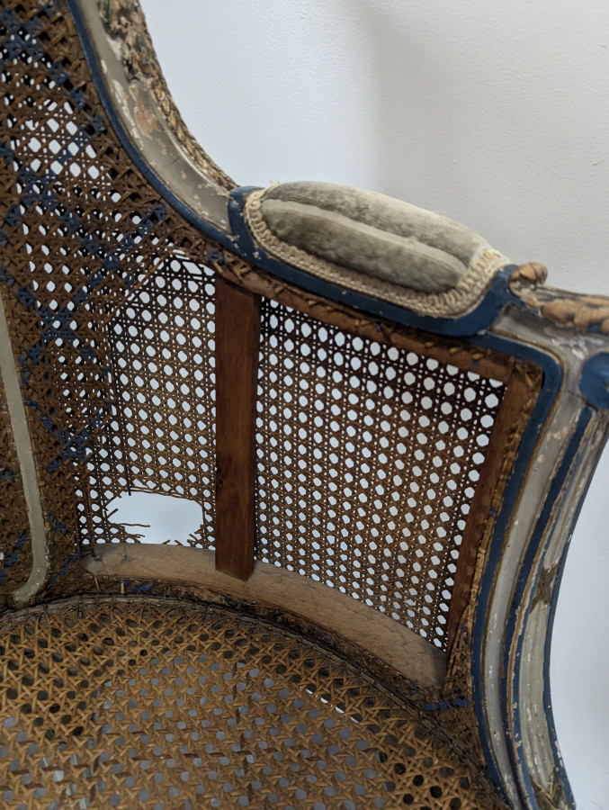 Paire de fauteuils de style Louis XVI patinés