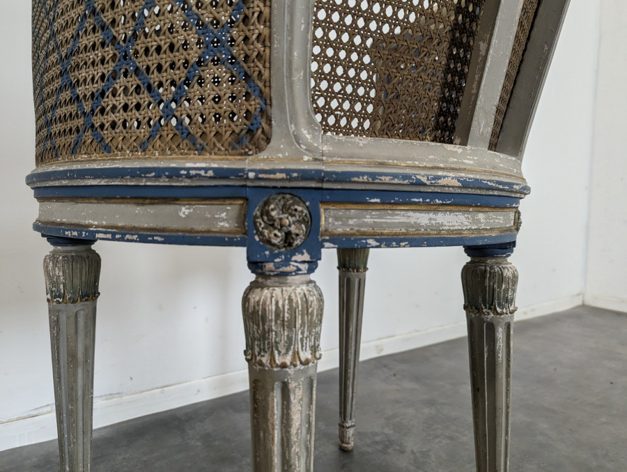 Paire de fauteuils de style Louis XVI patinés