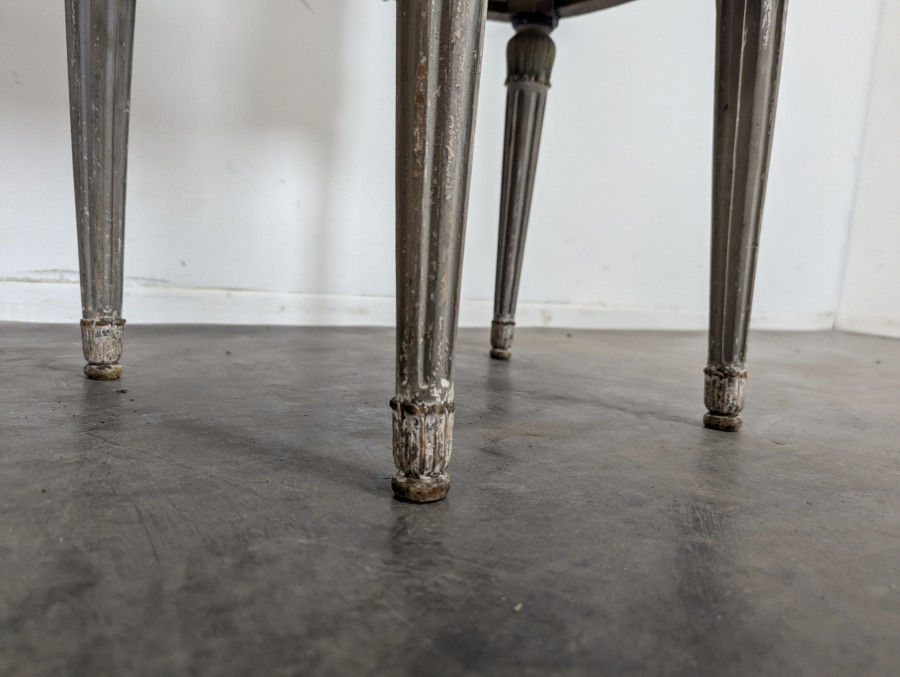 Paire de fauteuils de style Louis XVI patinés