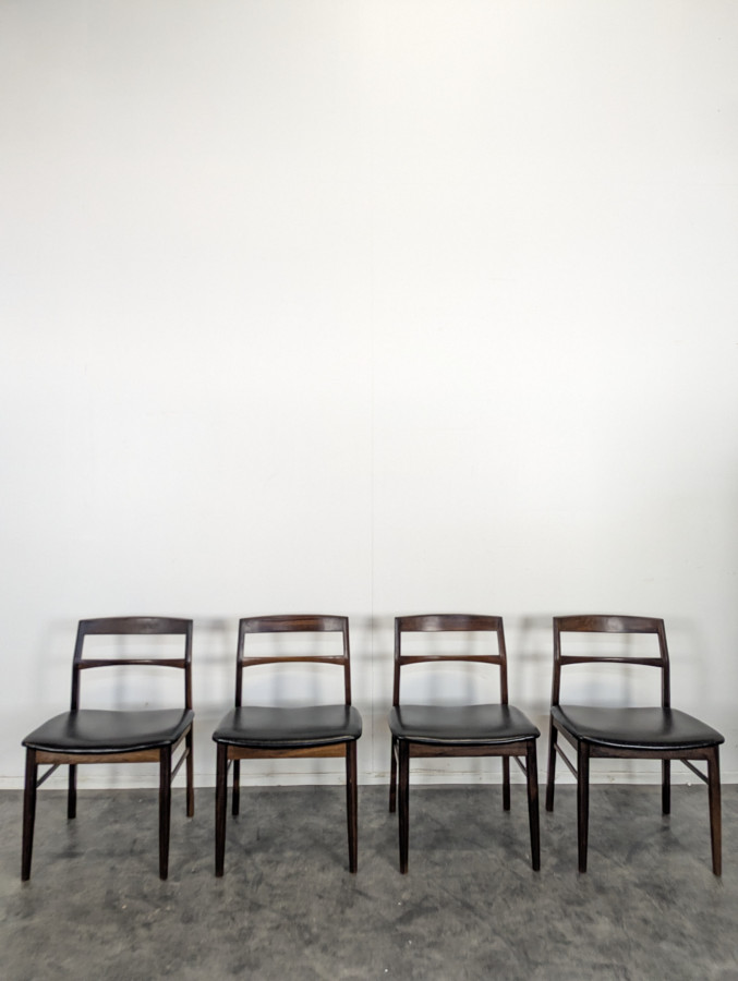 Série de 4 chaises Danoises par Henning Kjaernulf édité par Vejle Stole