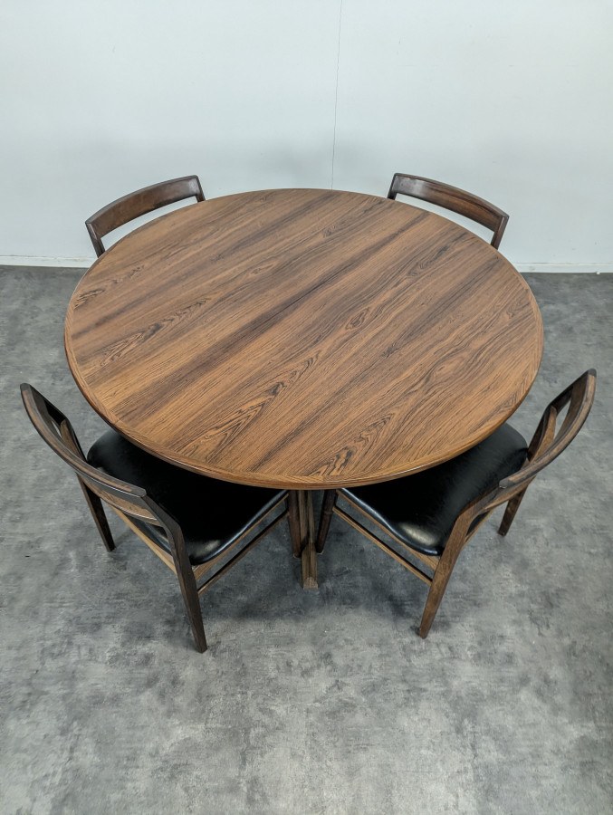 Série de 4 chaises Danoises par Henning Kjaernulf édité par Vejle Stole