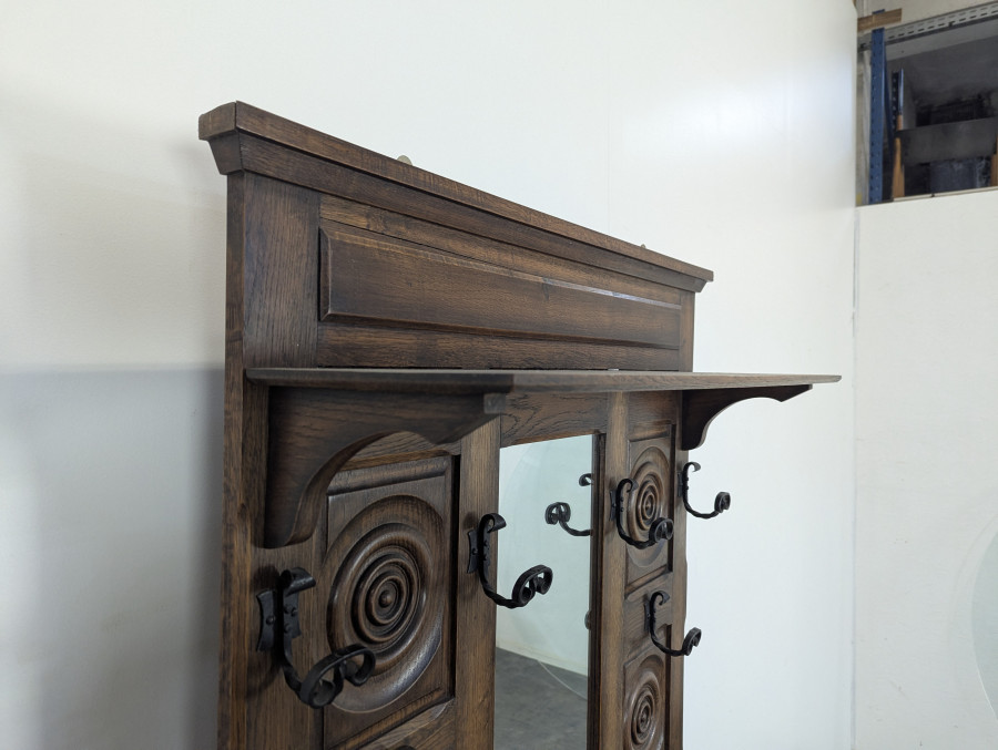 Vestiaire porte manteau brutaliste dans l'esprit de Dudouyt