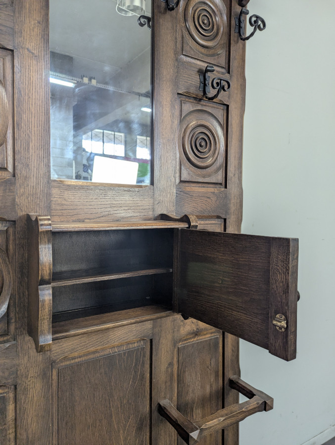 Vestiaire porte manteau brutaliste dans l'esprit de Dudouyt