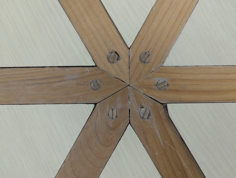 Table basse octogonale en pin massif fabrication artisanale