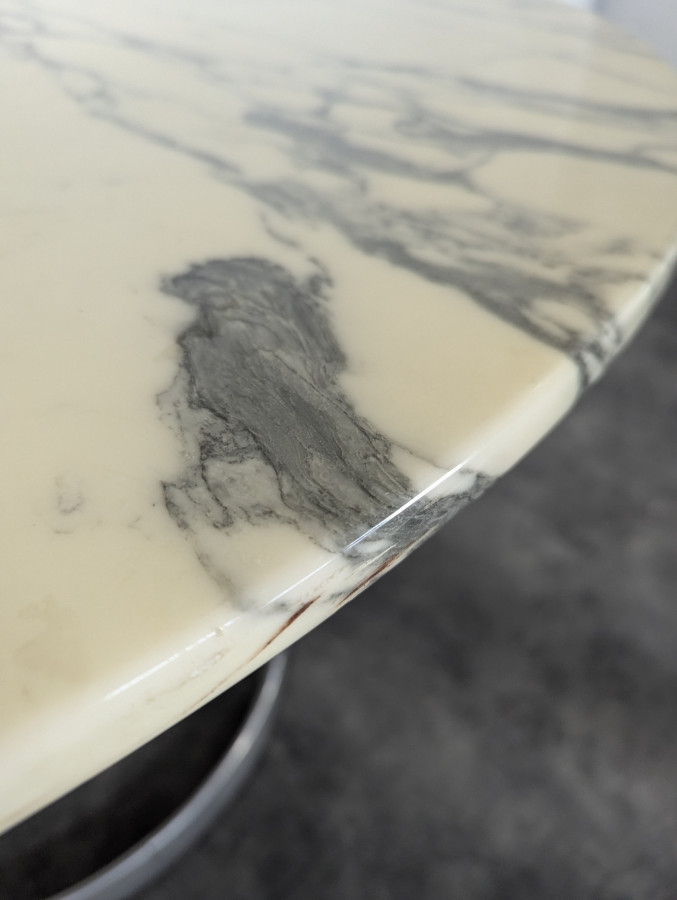 Table en marbre Arabescato de Michel Charron