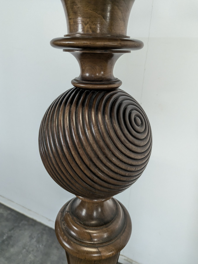 Sellette avec boule sculptée en Noyer