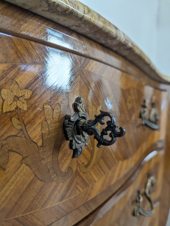 Commode en marqueterie de bois de rose