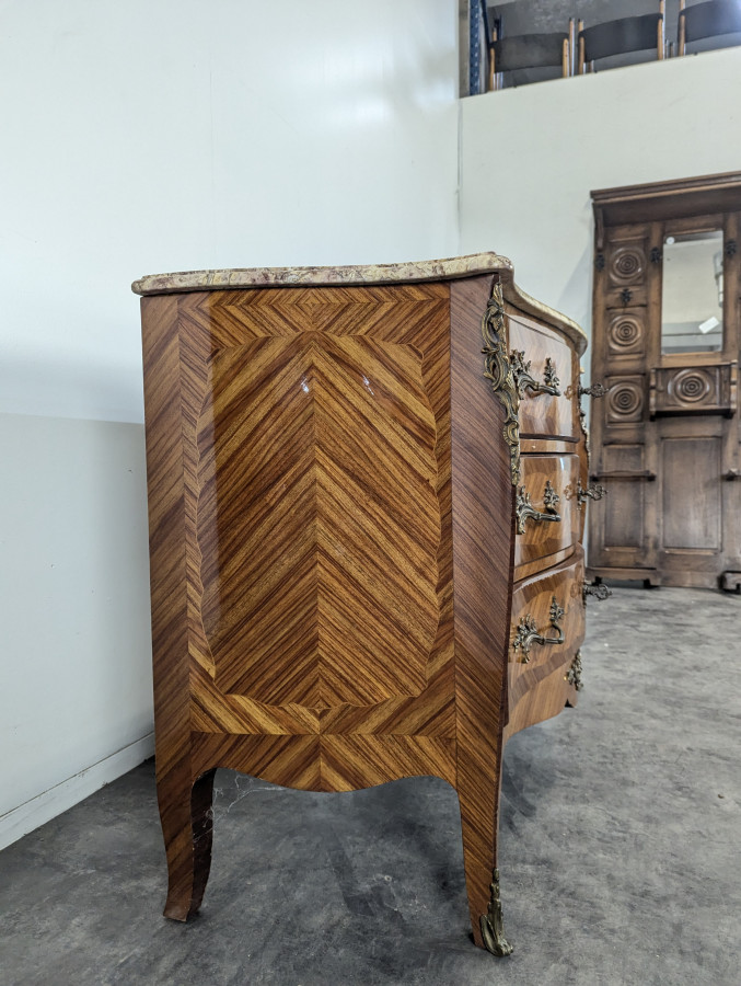 Commode en marqueterie de bois de rose