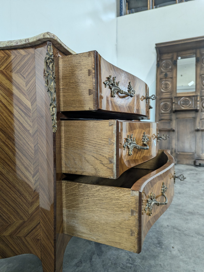 Commode en marqueterie de bois de rose