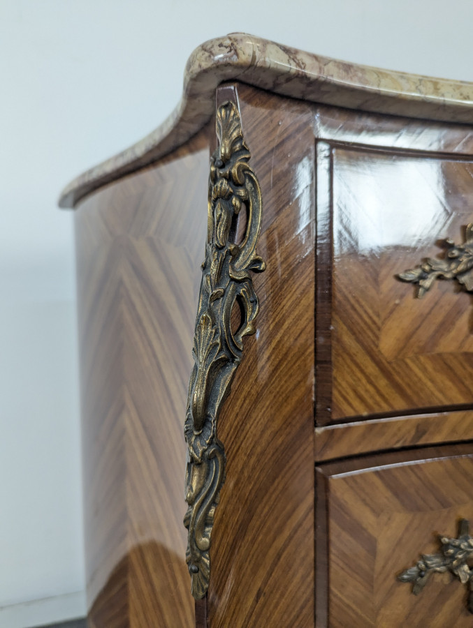 Commode en marqueterie de bois de rose