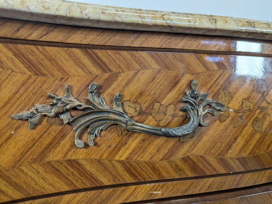 Commode en marqueterie de bois de rose