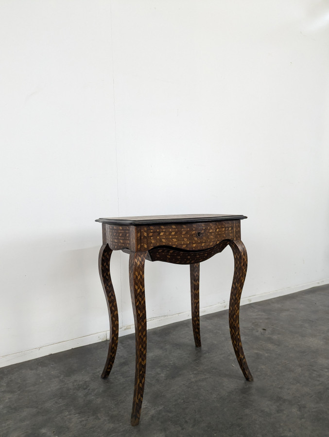 Travailleuse en marqueterie de style Transition