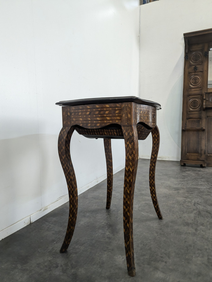 Travailleuse en marqueterie de style Transition