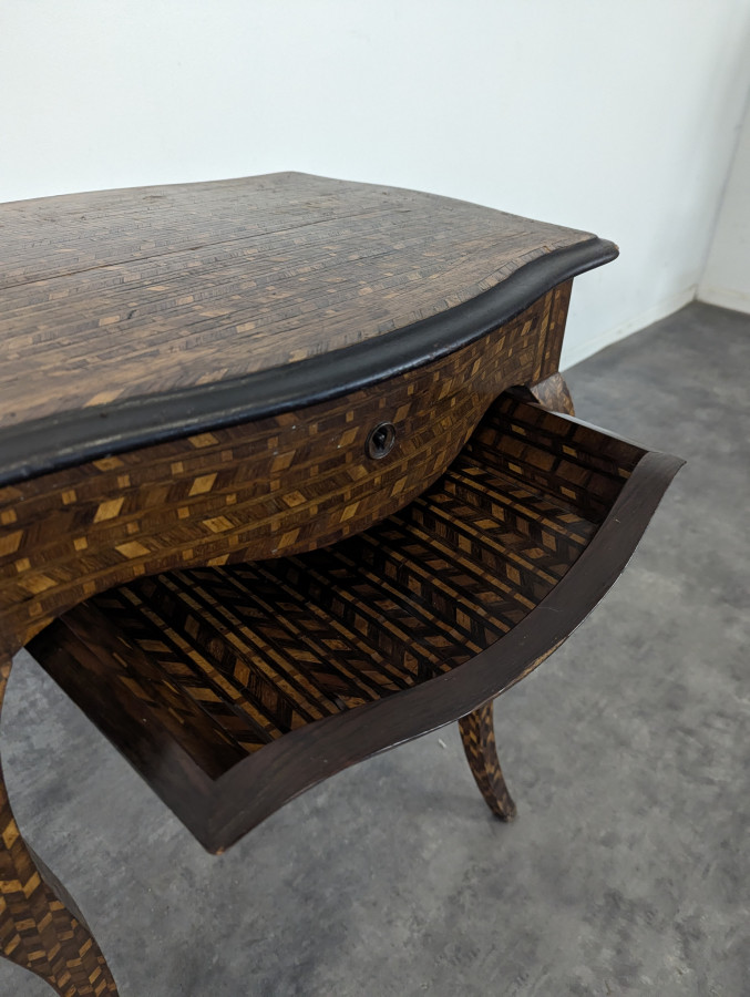 Travailleuse en marqueterie de style Transition