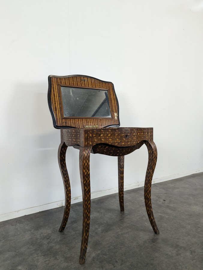 Travailleuse en marqueterie de style Transition