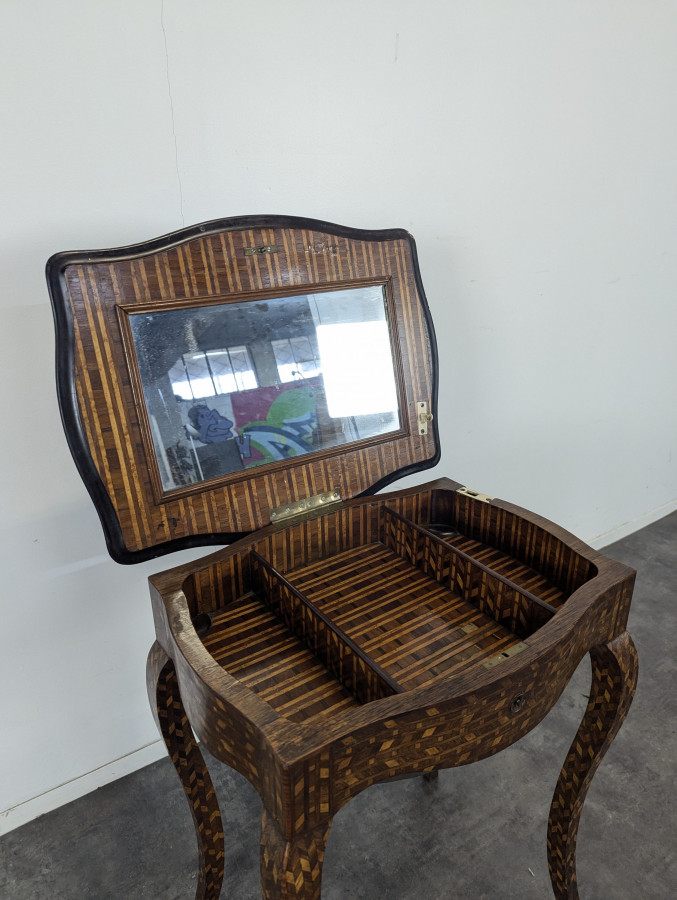 Travailleuse en marqueterie de style Transition