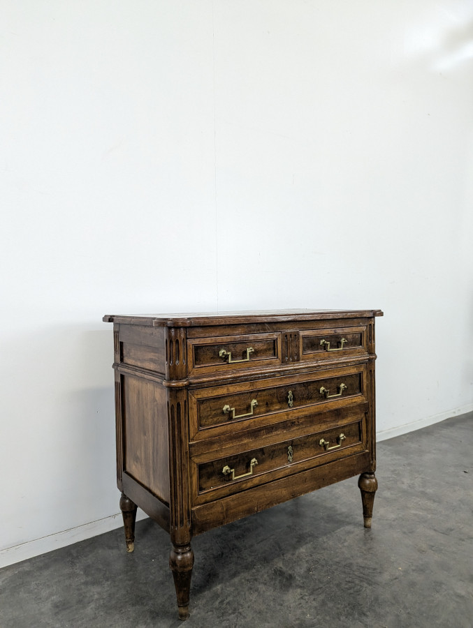 Commode de style Louis XVI en Noyer du XIX ème