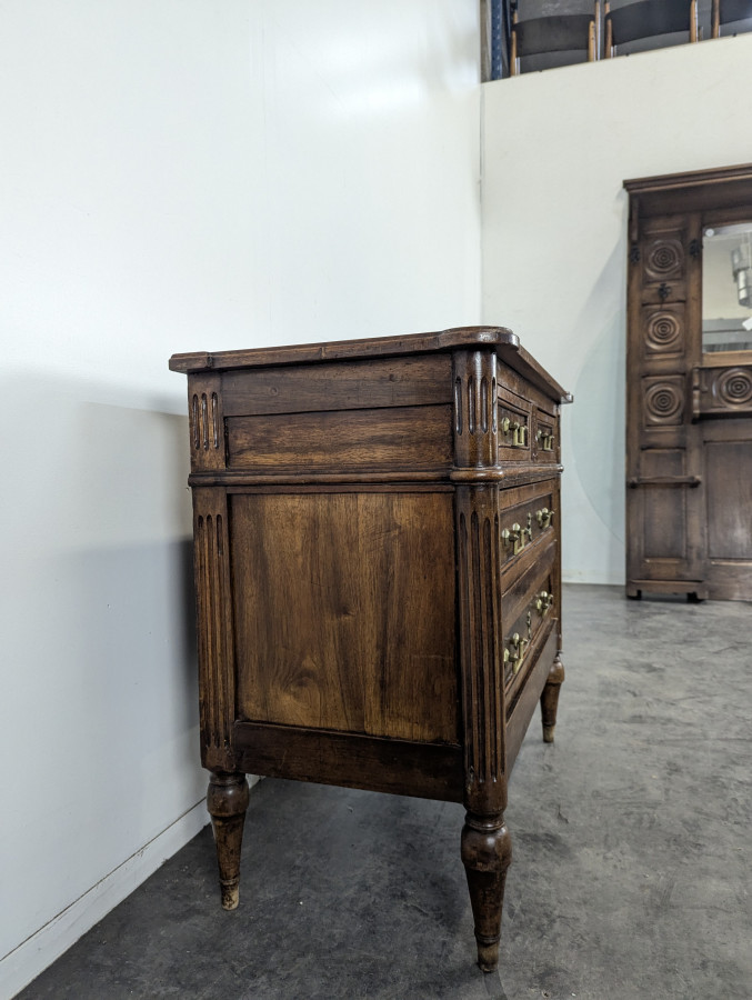 Commode de style Louis XVI en Noyer du XIX ème