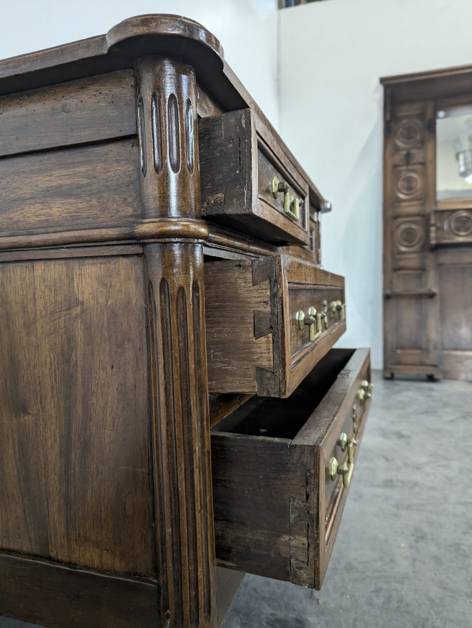 Commode de style Louis XVI en Noyer du XIX ème