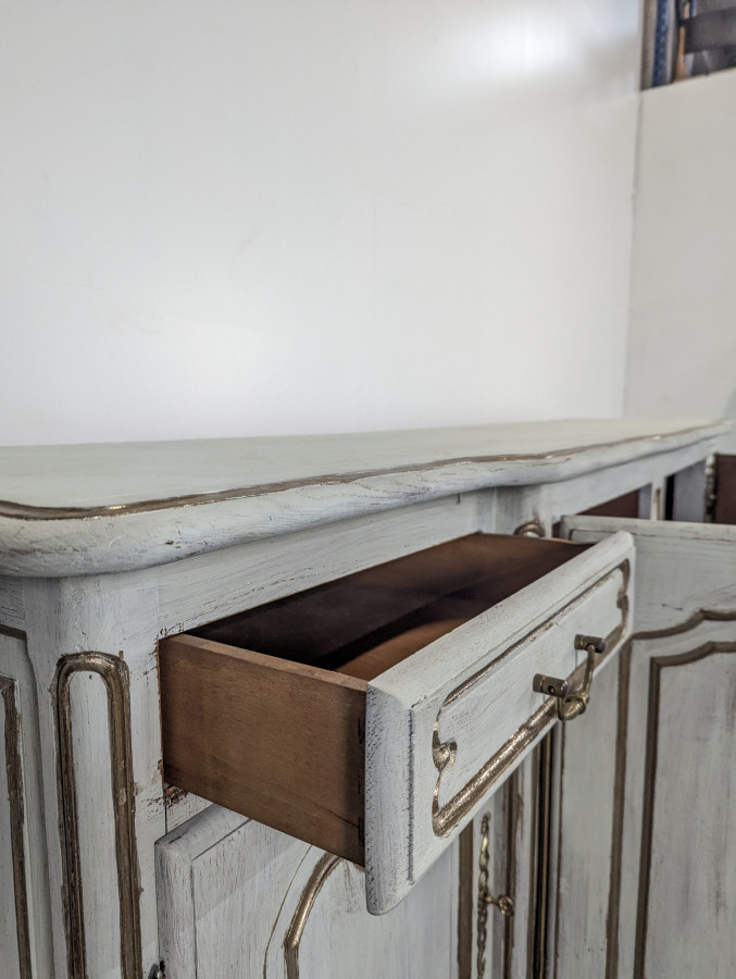 Enfilade de style Louis XV réchampie et dorée