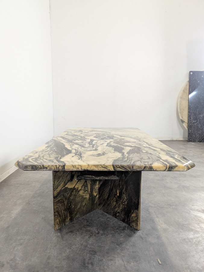 Table basse des années 80 marbre sicilien édition Roche Bobois