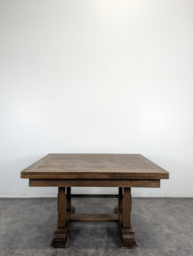 Table extensible en Noyer dans l'esprit de Dudouyt