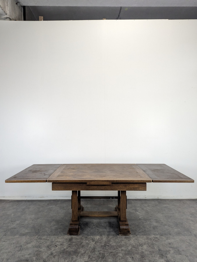 Table extensible en Noyer dans l'esprit de Dudouyt