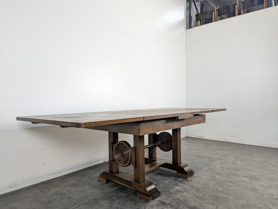 Table extensible en Noyer dans l'esprit de Dudouyt