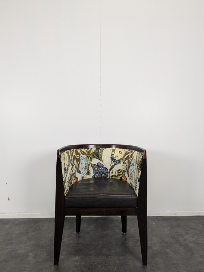 Fauteuil de restaurant motif florale en quantité