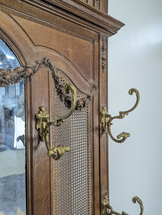 Vestiaire porte manteaux de style Louis XVI canné en chêne