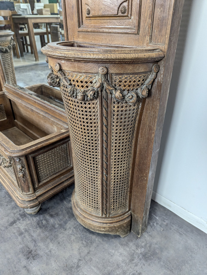 Vestiaire porte manteaux de style Louis XVI canné en chêne