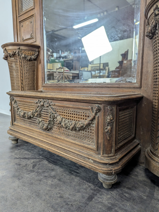 Vestiaire porte manteaux de style Louis XVI canné en chêne