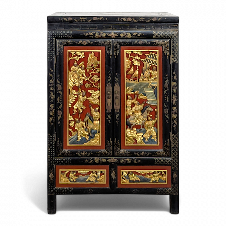 Cabinet Asiatique à Décor de panneaux sculptés polychrome