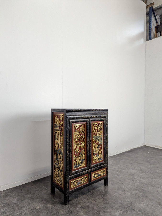 Cabinet Asiatique à Décor de panneaux sculptés polychrome