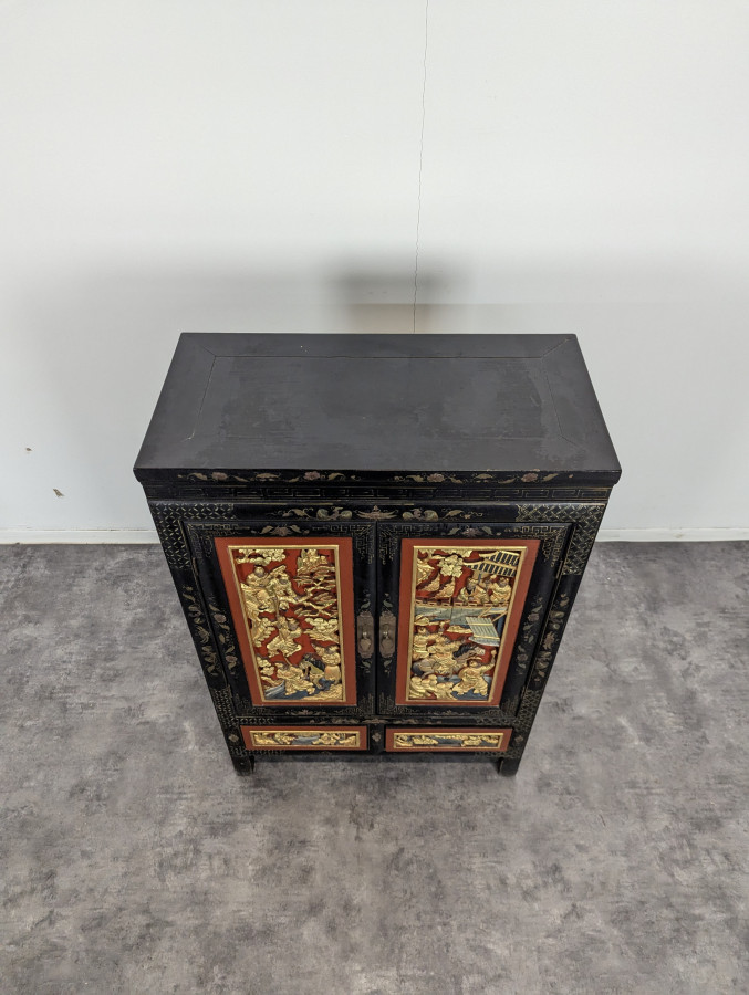 Cabinet Asiatique à Décor de panneaux sculptés polychrome
