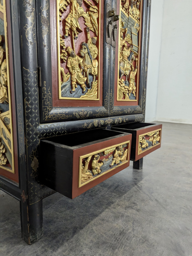 Cabinet Asiatique à Décor de panneaux sculptés polychrome