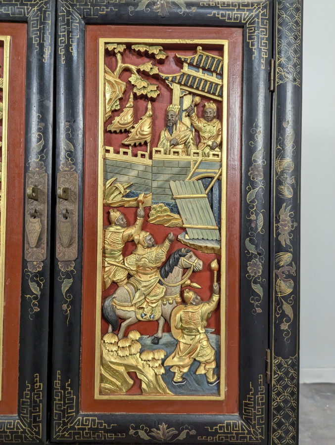 Cabinet Asiatique à Décor de panneaux sculptés polychrome