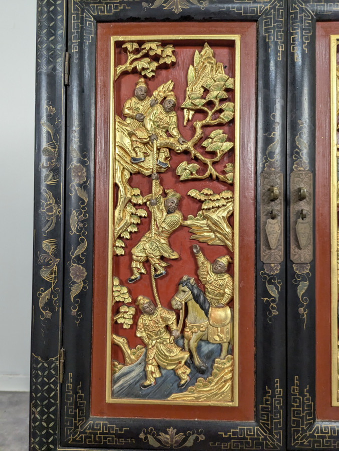 Cabinet Asiatique à Décor de panneaux sculptés polychrome