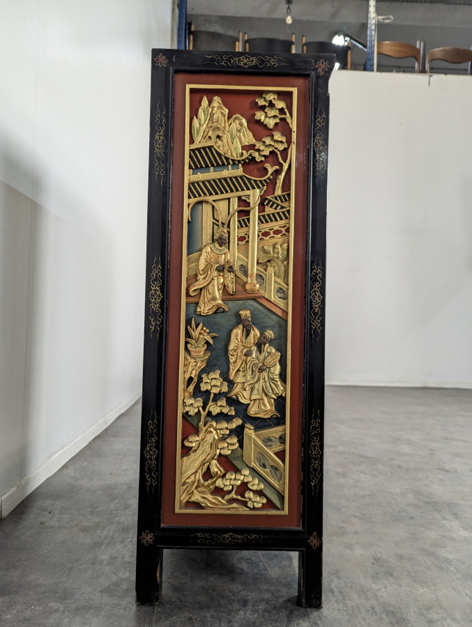 Cabinet Asiatique à Décor de panneaux sculptés polychrome