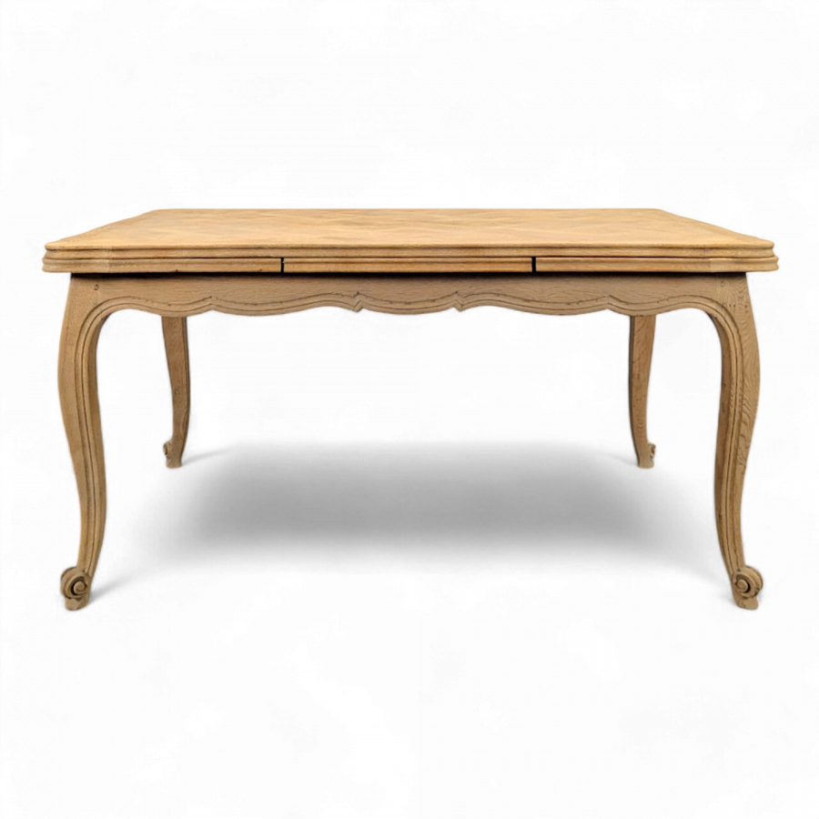 Table de style Louis XV en chêne décapé avec allonges