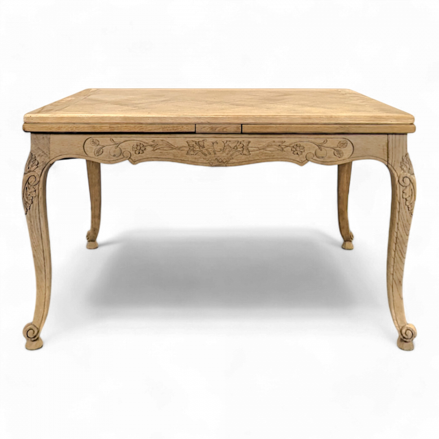 Table de style Louis XV en chêne décapé avec allonges