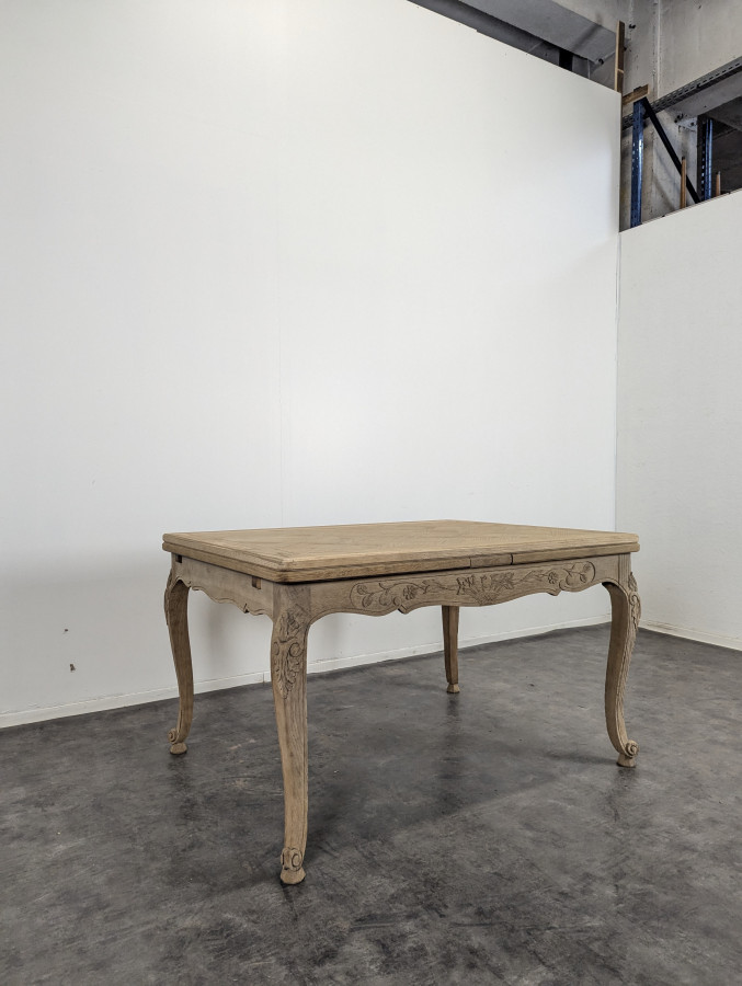 Table de style Louis XV en chêne décapé avec allonges
