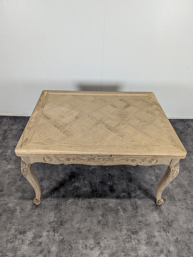 Table de style Louis XV en chêne décapé avec allonges